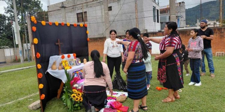Los jóvenes elaboraron sus altares con los conocimientos que recibieron. / Foto: MCD.