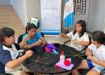 Festival Vuelo Ancestral contribuye a transmitir a las nuevas generaciones la elaboración de barriletes y su simbolismo. / Foto: Ministerio de Cultura y Deportes.