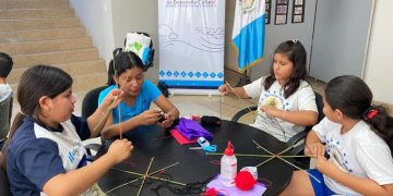 Festival Vuelo Ancestral contribuye a transmitir a las nuevas generaciones la elaboración de barriletes y su simbolismo. / Foto: Ministerio de Cultura y Deportes.