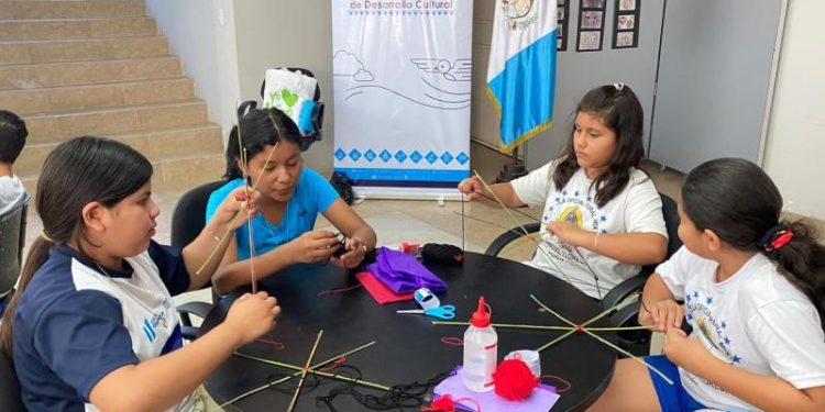 Festival Vuelo Ancestral contribuye a transmitir a las nuevas generaciones la elaboración de barriletes y su simbolismo. / Foto: Ministerio de Cultura y Deportes.