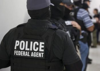 Buscan a hombre que presuntamente disparó contra agentes de inmigración en Chicago