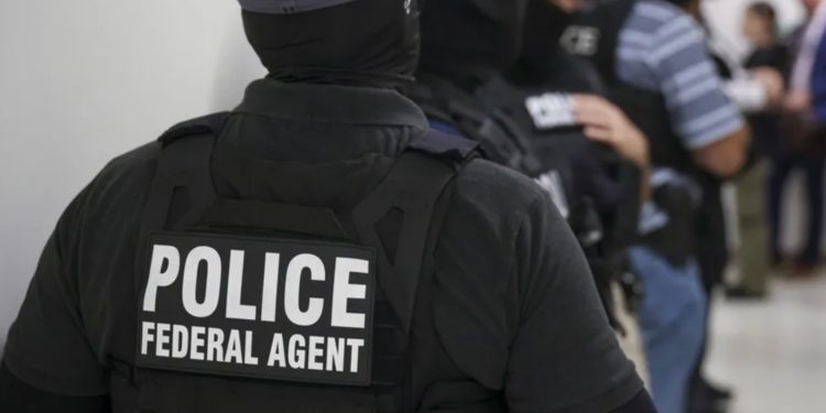 Buscan a hombre que presuntamente disparó contra agentes de inmigración en Chicago
