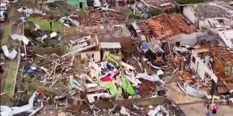 Al menos cinco muertos y unos 430 heridos tras el paso de un tornado en el sur de Brasil