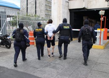 De acuerdo con el informe policial, Morales presenta tatuajes que la vinculan con la pandilla del Barrio 18, una de las estructuras criminales más activas en el país. / Foto: PNC