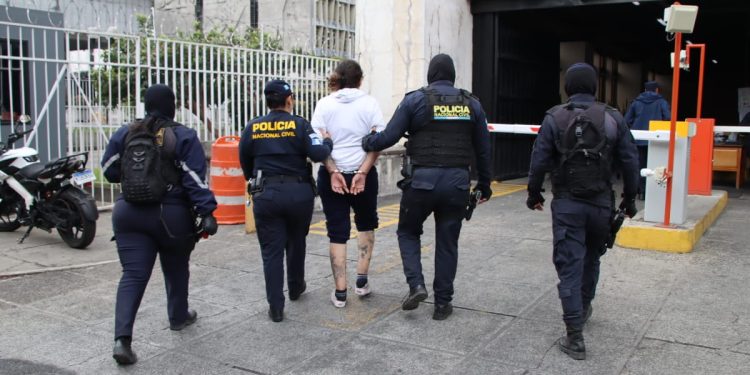 De acuerdo con el informe policial, Morales presenta tatuajes que la vinculan con la pandilla del Barrio 18, una de las estructuras criminales más activas en el país. / Foto: PNC