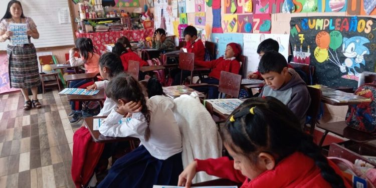 Por medio de actividades lúdicas, promueven el idioma "k'iche'". / Foto: MCD.