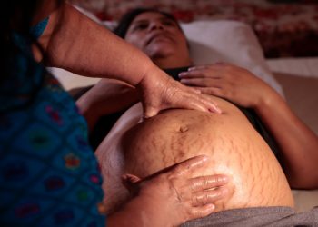 Distritos de Salud se preparan para entregar apoyo económico a abuelas comadronas