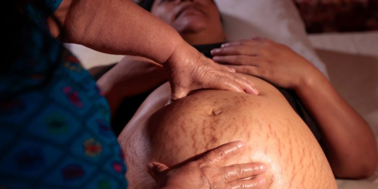 Distritos de Salud se preparan para entregar apoyo económico a abuelas comadronas