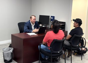 Consulado General de Guatemala en Phoenix, Arizona brindando asesoría legal a migrantes guatemaltecos. Foto: Archivo Minex