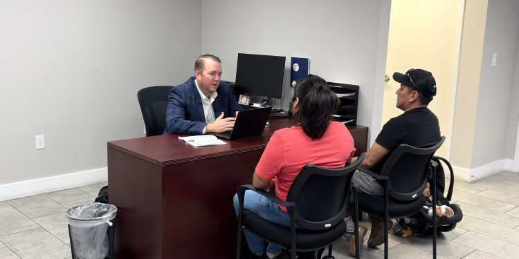 Consulado General de Guatemala en Phoenix, Arizona brindando asesoría legal a migrantes guatemaltecos. Foto: Archivo Minex