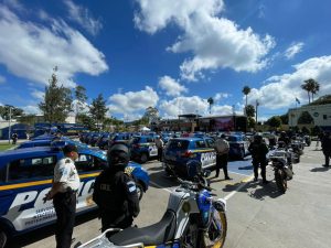 El Ministerio de Gobernación entregó 37 autopatrullas nuevas y 10 motocicletas a la Policía Nacional Civil. / Foto: PNC
