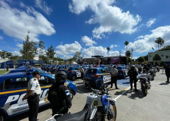 El Ministerio de Gobernación entregó 37 autopatrullas nuevas y 10 motocicletas a la Policía Nacional Civil. / Foto: PNC