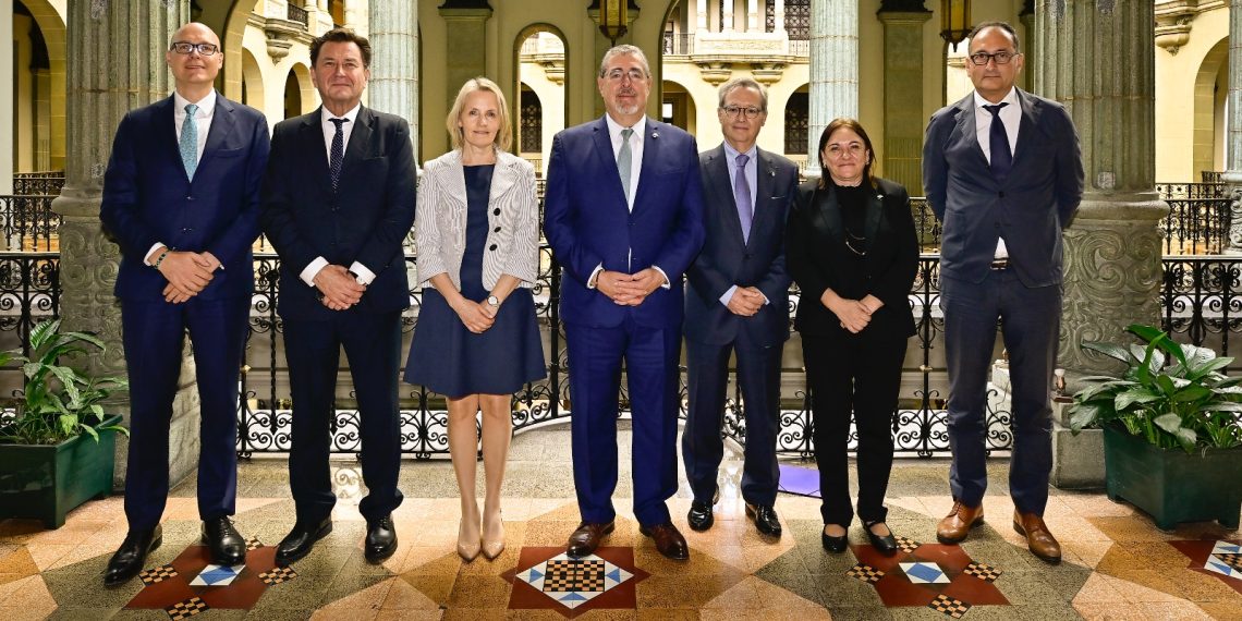 Presidente Bernardo Arévalo junto a los delegados de la Misión de Observación de la Unión Europea. / Foto: Gobierno de Guatemala.
