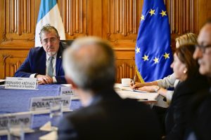 Presidente Bernardo Arévalo en el diálogo con la Misión de Observación de la UE. / Foto: Gobierno de Guatemala.