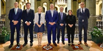 Presidente Bernardo Arévalo junto a los delegados de la Misión de Observación de la Unión Europea. / Foto: Gobierno de Guatemala.