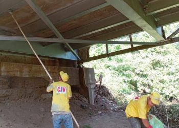 Covial ejecuta trabajos de mantenimiento en el puente El Rosario, en Retalhuleu./Foto: Covial.