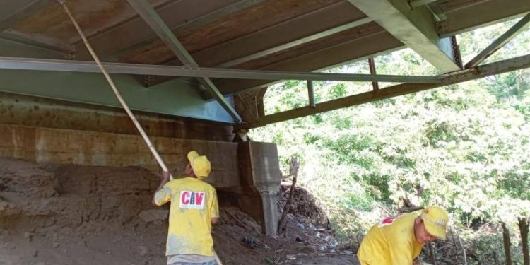 Covial ejecuta trabajos de mantenimiento en el puente El Rosario, en Retalhuleu./Foto: Covial.