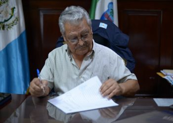 Firman de convenios para el mejoramiento de sistemas de agua potable y centros educativos en Retalhuelu