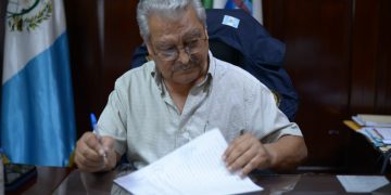 Firman de convenios para el mejoramiento de sistemas de agua potable y centros educativos en Retalhuelu