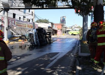 Camión cisterna vuelca y derrama combustible en Periférico, zona 2