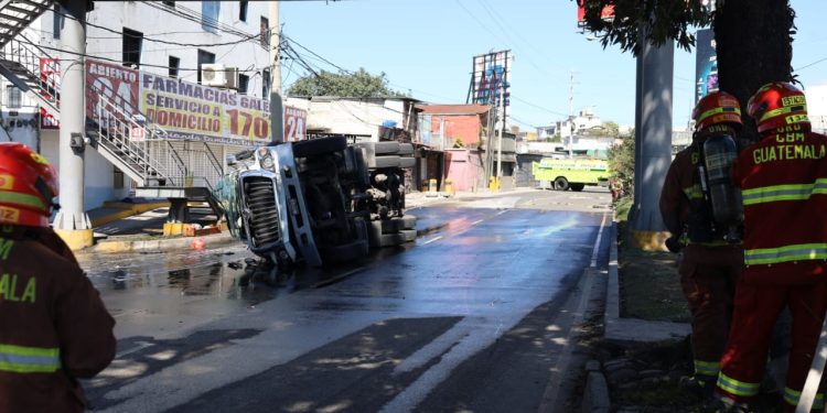 Camión cisterna vuelca y derrama combustible en Periférico, zona 2