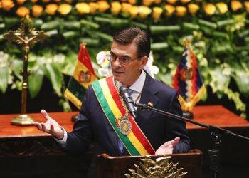 El presidente constitucional de Bolivia, Rodrigo Paz Pereira, pronuncia un discurso este sábado, luego de su investidura. Foto: EFE