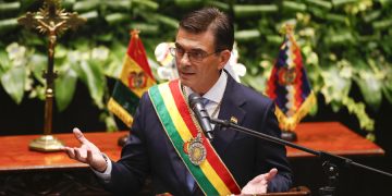 El presidente constitucional de Bolivia, Rodrigo Paz Pereira, pronuncia un discurso este sábado, luego de su investidura. Foto: EFE