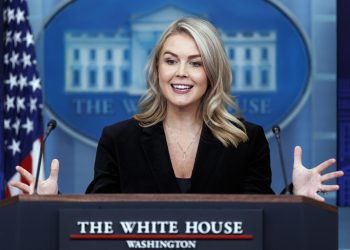 Karoline Leavitt, portavoz de la Casa Blanca, expuso sobre los diálogos con Rusia y Ucrania para poner fin a la guerra. / Foto: EFE.