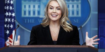 Karoline Leavitt, portavoz de la Casa Blanca, expuso sobre los diálogos con Rusia y Ucrania para poner fin a la guerra. / Foto: EFE.