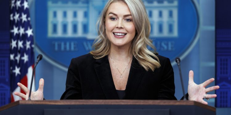 Karoline Leavitt, portavoz de la Casa Blanca, expuso sobre los diálogos con Rusia y Ucrania para poner fin a la guerra. / Foto: EFE.