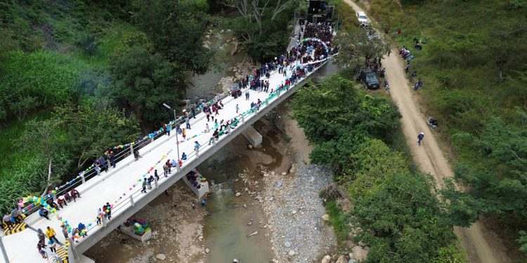 Inauguran puente vehicular en la comunidad Vega Grande, Cubulco, Baja Verapaz
