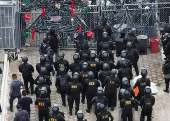 Agentes de la PNC y del Grupo Élite del Sistema Penitenciario participan en la requisa en el centro preventivo de la zona 18.