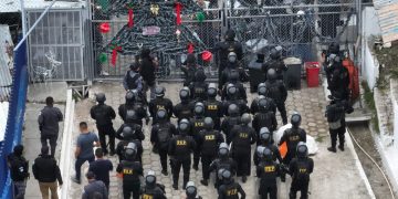 Agentes de la PNC y del Grupo Élite del Sistema Penitenciario participan en la requisa en el centro preventivo de la zona 18.