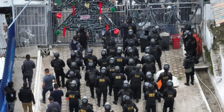 Agentes de la PNC y del Grupo Élite del Sistema Penitenciario participan en la requisa en el centro preventivo de la zona 18.