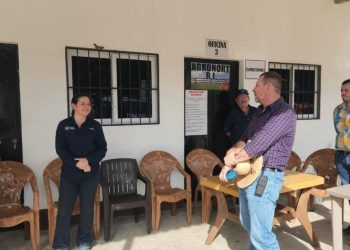 Ministra de Agricultura supervisa corrales de inspección del Gusano Barrenador en Petén. (Foto: MAGA)