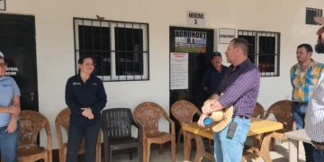 Ministra de Agricultura supervisa corrales de inspección del Gusano Barrenador en Petén. (Foto: MAGA)