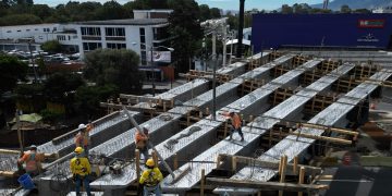 Los cierres en la calzada Roosevelt sirven para proteger a los conductores y a los trabajadores por el uso de maquinaria pesada. / Foto: CIV.