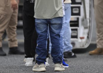 Anuncian incremento de incentivo para migrantes que elijan autodeportarse en Estados Unidos. / Foto: EFE.