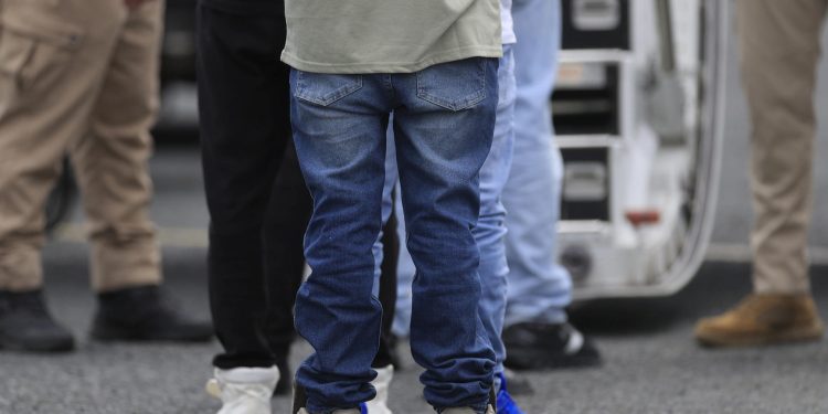 Anuncian incremento de incentivo para migrantes que elijan autodeportarse en Estados Unidos. / Foto: EFE.