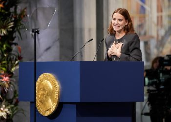 Ana Corina Sosa, hija de la Premio Nobel María Corina Machado aceptando el galardón en Noruega. / Foto: EFE, EPA, OLE.