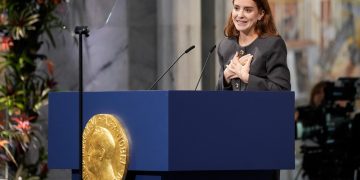 Ana Corina Sosa, hija de la Premio Nobel María Corina Machado aceptando el galardón en Noruega. / Foto: EFE, EPA, OLE.