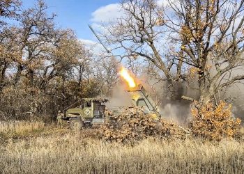 Imagen de un lanzacohetes ruso dentro del territorio de Ucrania. / Foto: EFE, Servicio de Prensa del Ministerio de Defensa de Rusia, EPA.