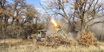 Imagen de un lanzacohetes ruso dentro del territorio de Ucrania. / Foto: EFE, Servicio de Prensa del Ministerio de Defensa de Rusia, EPA.