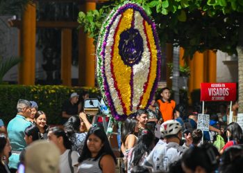 Arte floral y colorido llenan el Centro Histórico de Retalhuleu