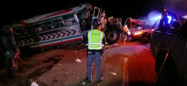 Cuerpos de socorro reportan al menos 15 personas fallecidas y 15 heridas en accidente de autobús en el km 174 de la ruta Interamericana.