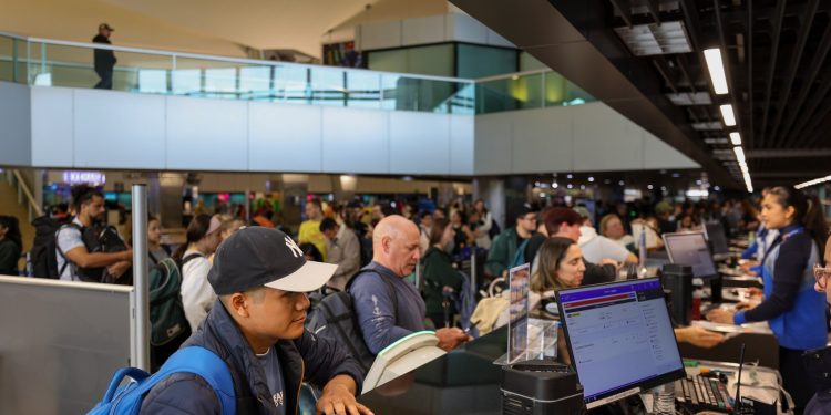 La terminal aérea del Aeropuerto Internacional La Aurora atendió este lunes unos 900 pasajeros por hora.