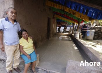 Doña María de Jesús y su familia cuentan ahora con piso de cemento en su hogar. (Foto: Dickens Zamora)