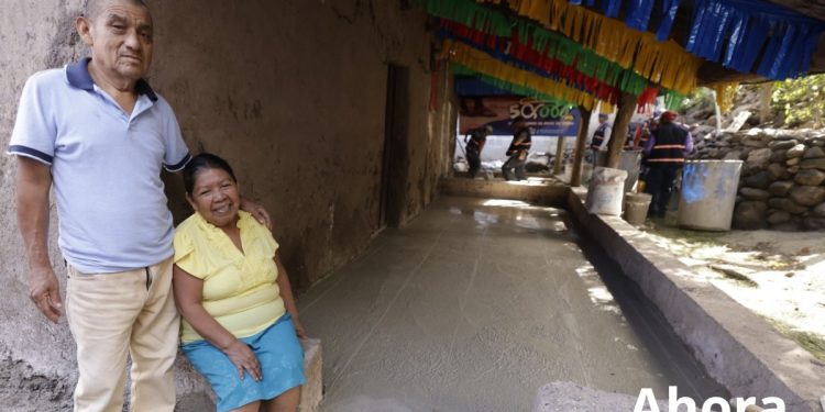 Doña María de Jesús y su familia cuentan ahora con piso de cemento en su hogar. (Foto: Dickens Zamora)