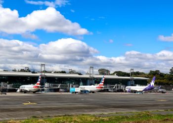 Durante la temporada alta el Aeropuerto Internacional La Aurora recibe unos 80 vuelos diarios, y este lunes arribaron 85, con más de 10 mil viajeros.