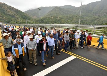 El presidente Bernardo Arévalo, junto a funcionarios y pobladores de Baja Verapaz, luego de la inauguración del Puente de los Mártires. /Foto: Álvaro Interiano